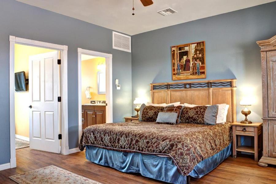 Tombstone Monument Guest Ranch Hotel Bagian luar foto