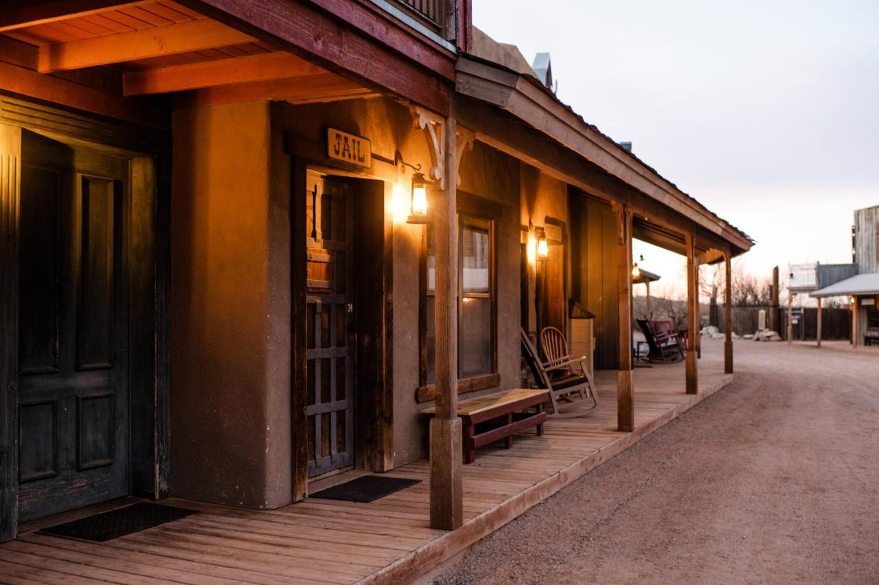 Tombstone Monument Guest Ranch Hotel Bagian luar foto