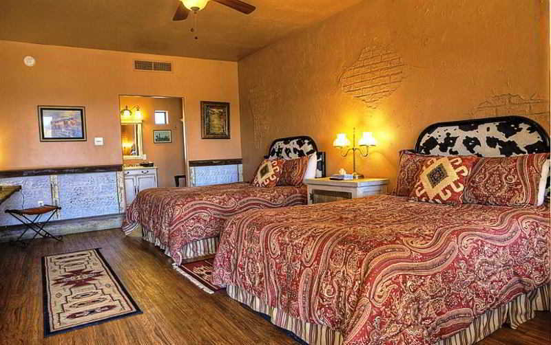 Tombstone Monument Guest Ranch Hotel Bagian luar foto